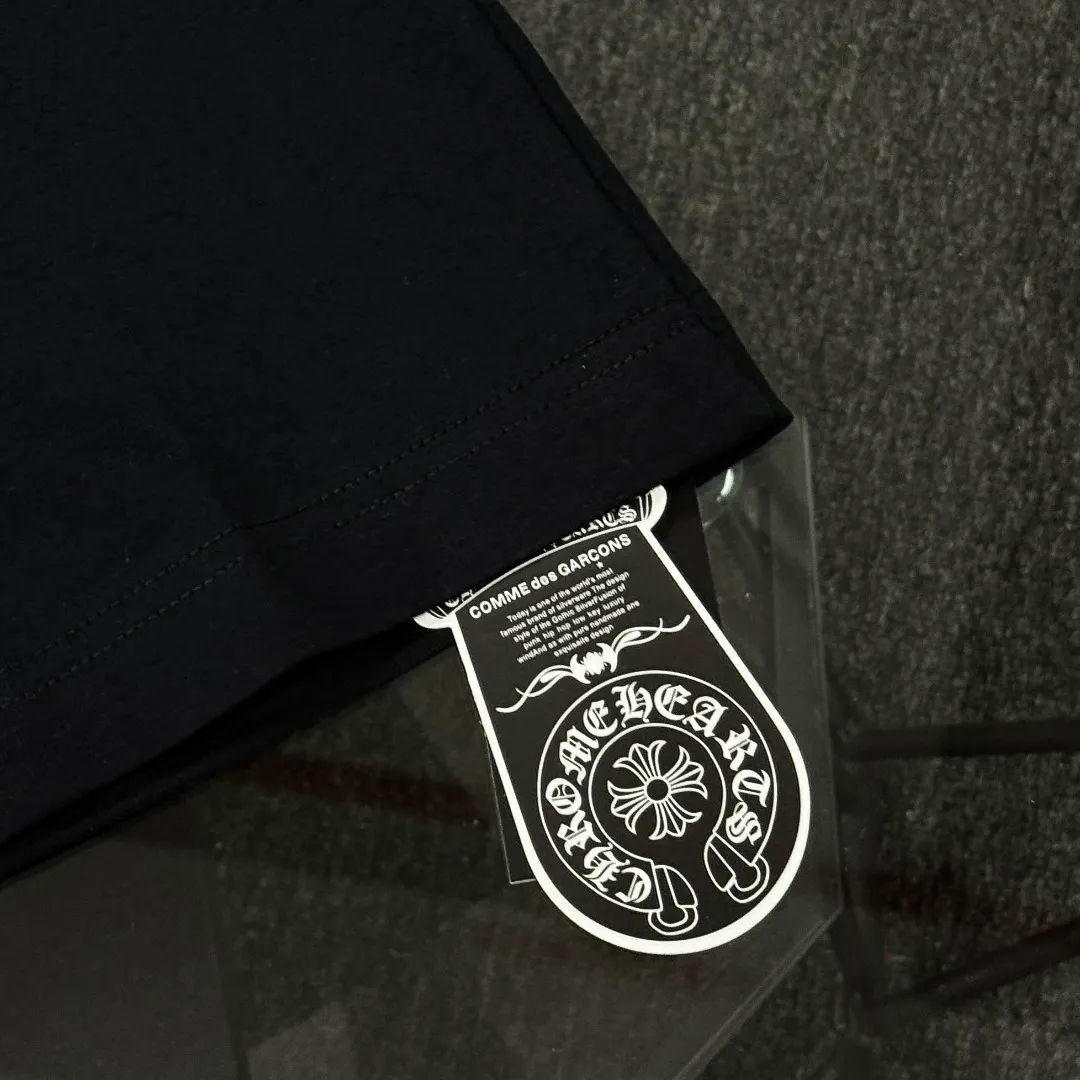 P170 Chrome Hearts 25 high-end versions. The fabric is made of 300 grams of high-density pure cotton. It does not deform or shrink. It has three labels. It is the same style for men and women. Technology: suede foaming + digital printing. Color: white, black. SIZE: S-XL.